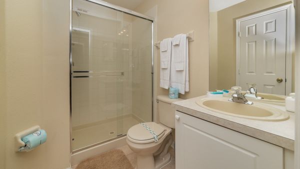 Queen Suite Bathroom (Bed 2)
( Shower)