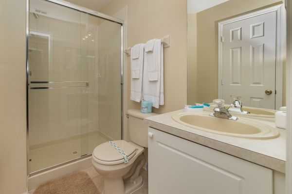 Queen Suite Bathroom (Bed 2)
( Shower)