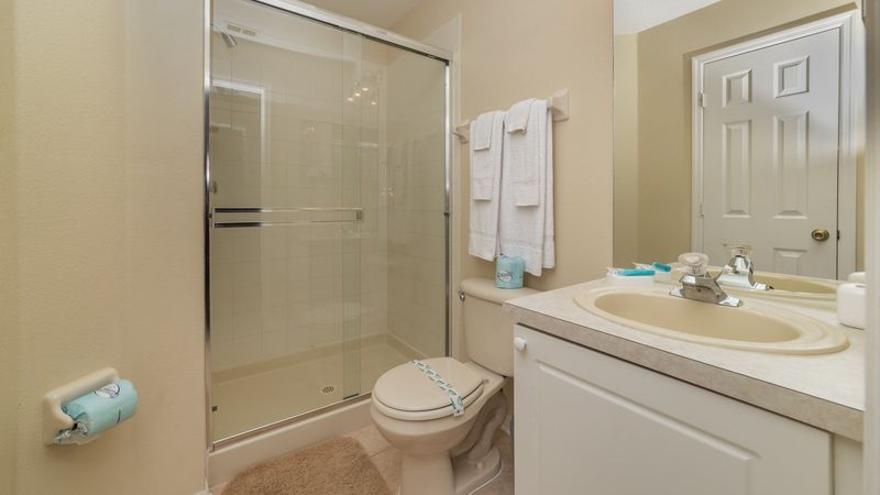Queen Suite Bathroom (Bed 2)
( Shower)