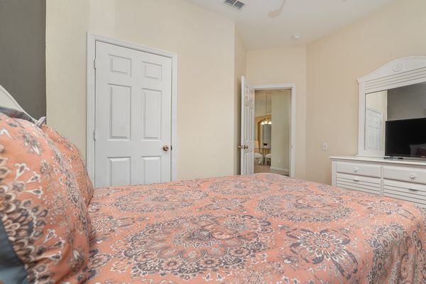 Queen Bedroom 3 (Angle)
32" TV