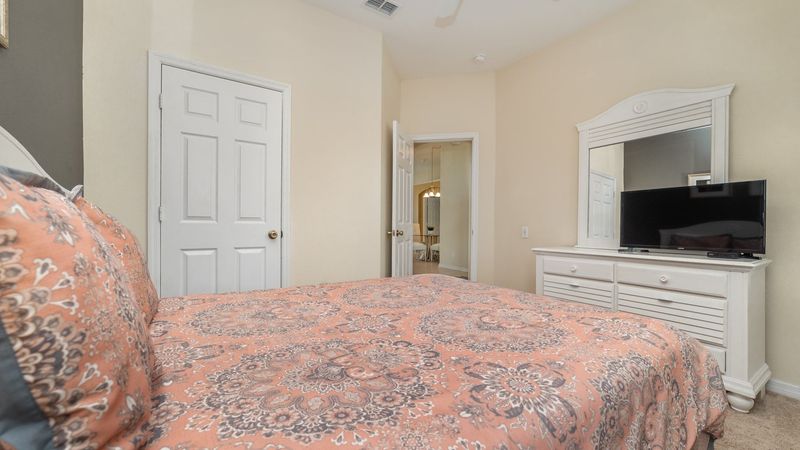 Queen Bedroom 3 (Angle)
32" TV