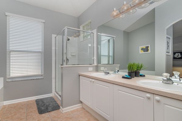 Master King Bathroom (Bed 1) 
(Tub & Shower)