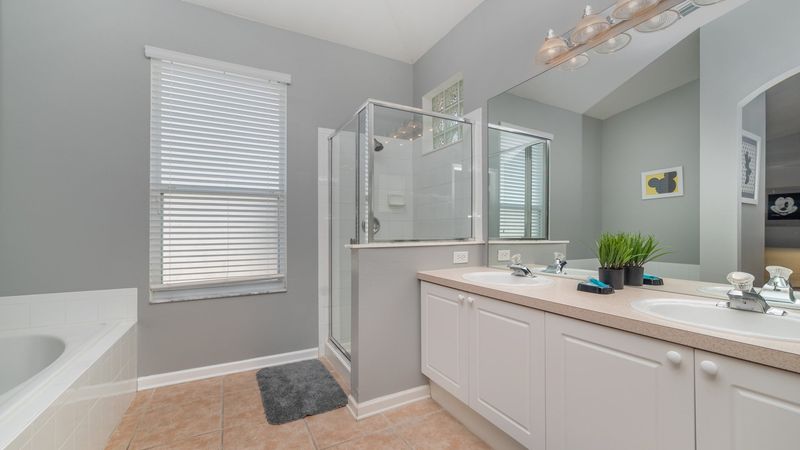 Master King Bathroom (Bed 1) 
(Tub & Shower)