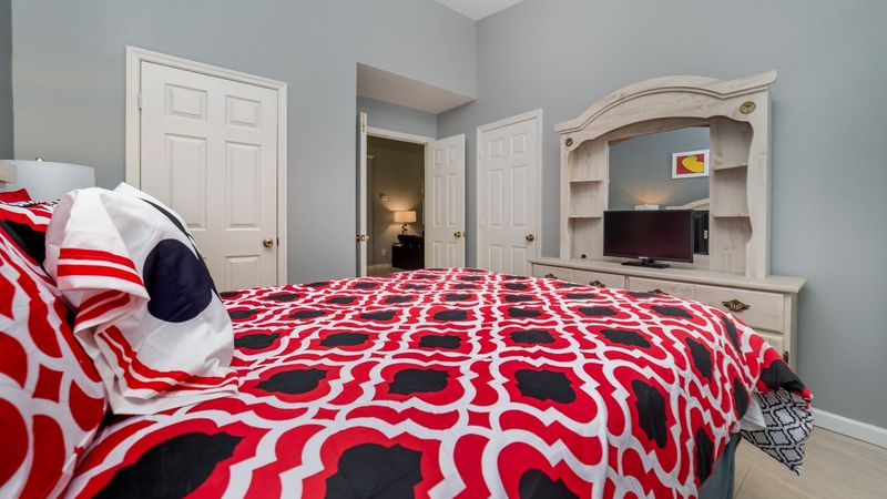 Queen Suite Bedroom 2 (Angle)
43" Roku TV
TV has been updated