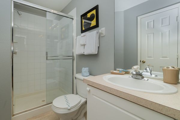 Queen Suite Bathroom (Bed 2) 
(Shower)