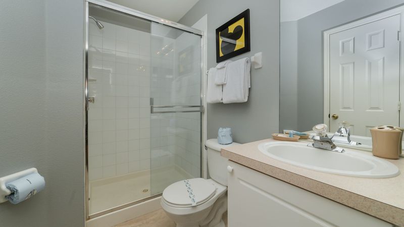 Queen Suite Bathroom (Bed 2) 
(Shower)