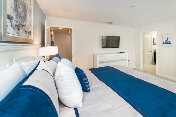 Master King Bedroom 1 (Angle)
43" TV