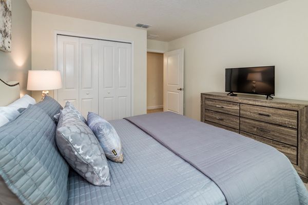 Queen Bedroom 2 (Angle)
43" TV