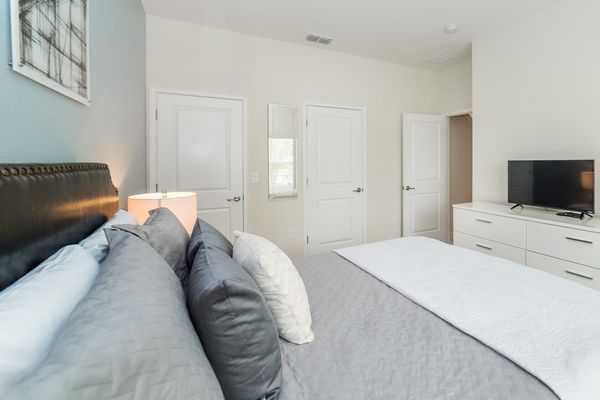 Queen Bedroom 4 (Angle)
32" TV