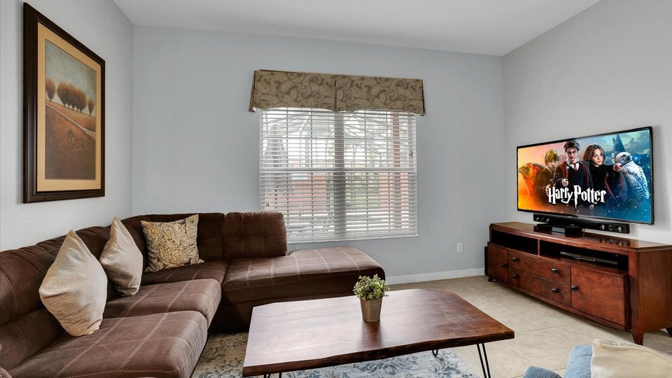 Living Room (Angle)
60" TV
Sound Bar
Blu-Ray