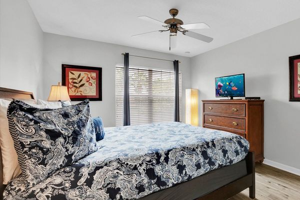 Queen Bedroom 3 (Angle)
32" TV