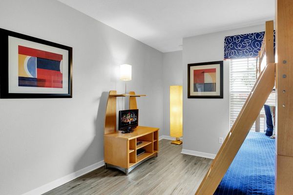Twin/Double Bunk Bedroom 2 (Angle)
32" Roku TV - TV has been updated