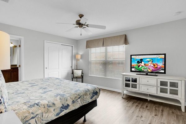 Master King Bedroom 4 (Angle)
40" TV