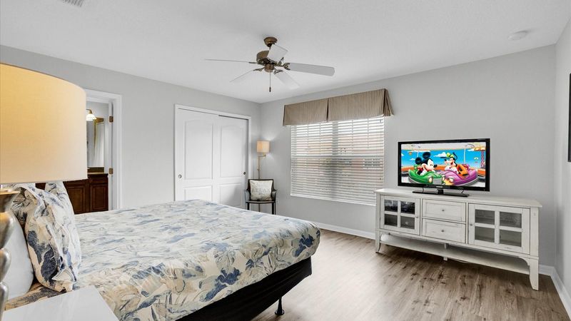 Master King Bedroom 4 (Angle)
40" TV