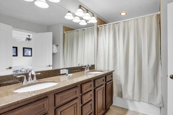 Master King Bathroom 3 Upstairs
Tub/Shower Combo