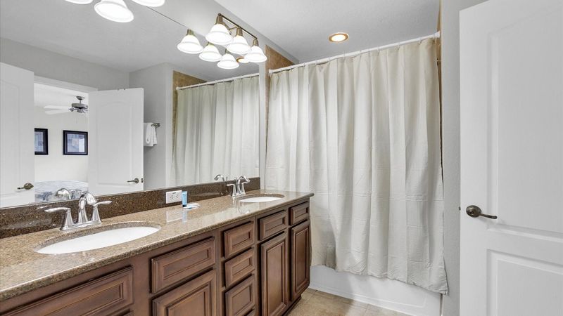 Master King Bathroom 3 Upstairs
Tub/Shower Combo