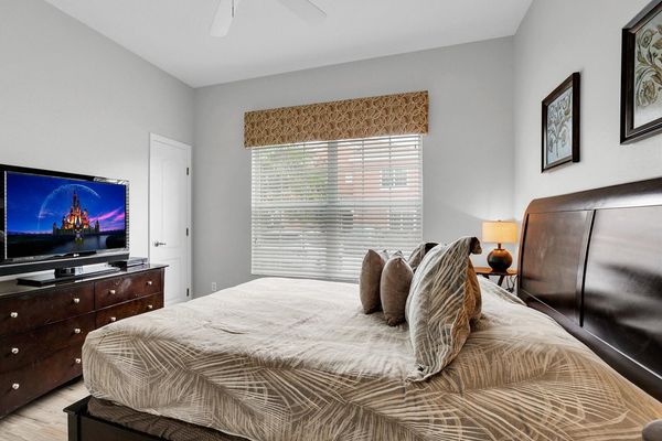 King Bedroom 1 (Angle)
42" TV