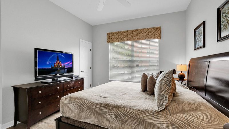 King Bedroom 1 (Angle)
42" TV