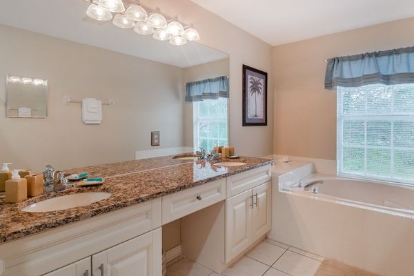 Master King Bathroom 1 Upstairs
Tub and Shower