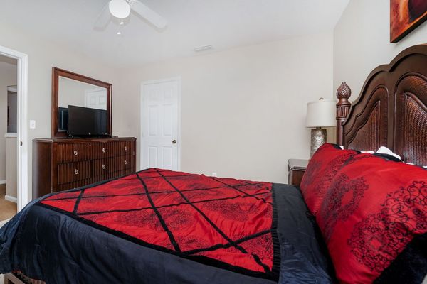 Queen Suite Bedroom 6 (Angle)
32" Roku TV