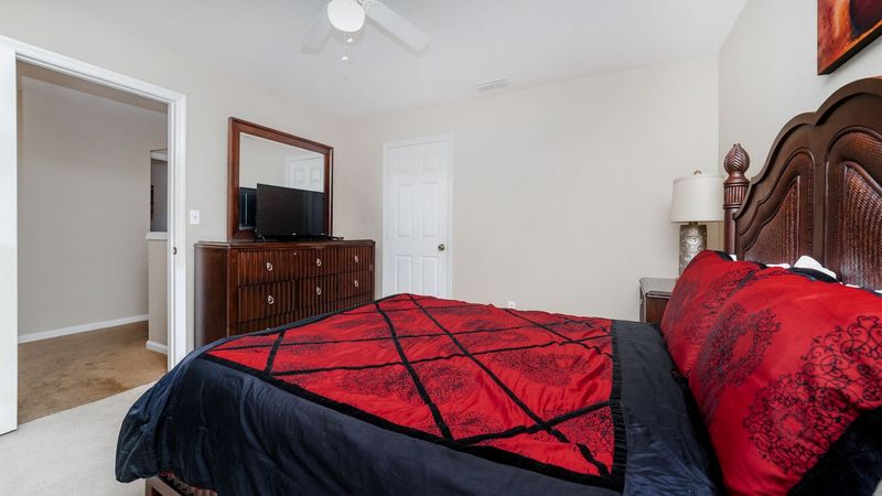 Queen Suite Bedroom 6 (Angle)
32" Roku TV