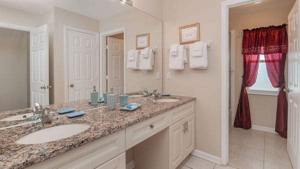 Hall Bathroom 3 Upstairs
Tub/Shower Combo