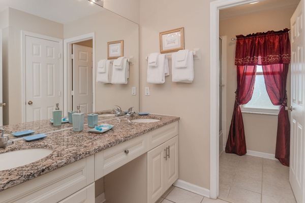 Hall Bathroom 3 Upstairs
Tub/Shower Combo