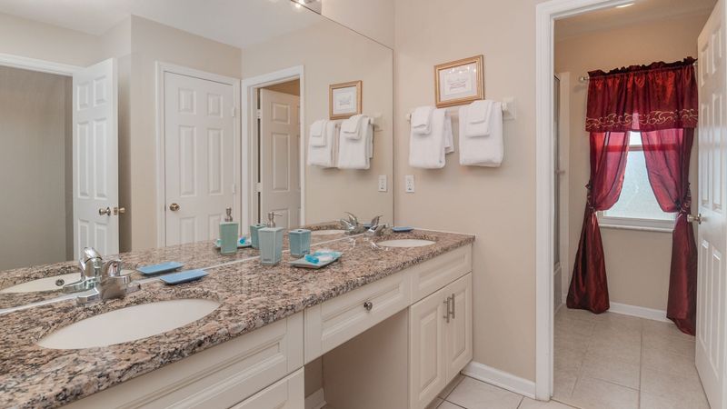 Hall Bathroom 3 Upstairs
Tub/Shower Combo