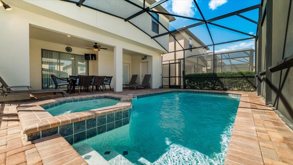 Pool/Patio
Faces East