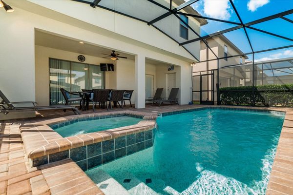 Pool/Patio
Faces East