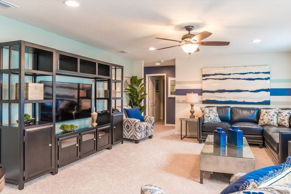 Loft
60" Smart TV
Blu-Ray
PlayStation 4