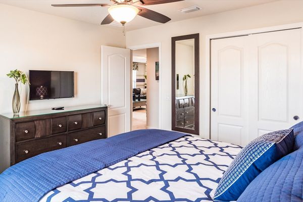 King Bedroom 5 (Angle)
32" Smart TV