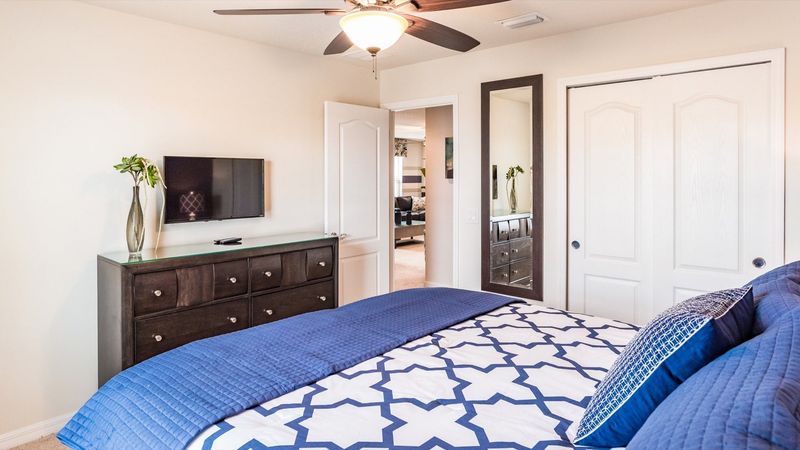 King Bedroom 5 (Angle)
32" Smart TV