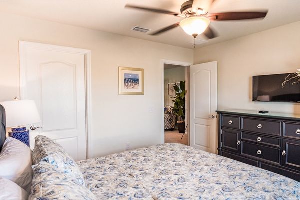 King Bedroom 4 (Angle)
32" TV