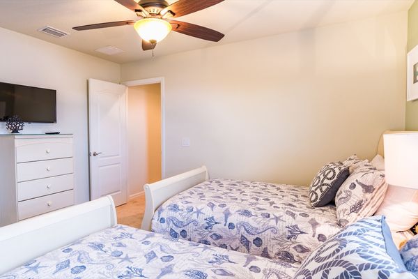 Twin/Double Bedroom 6 (Angle)
32" Smart TV