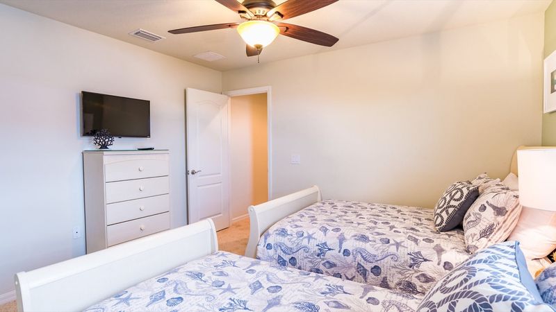 Twin/Double Bedroom 6 (Angle)
32" Smart TV