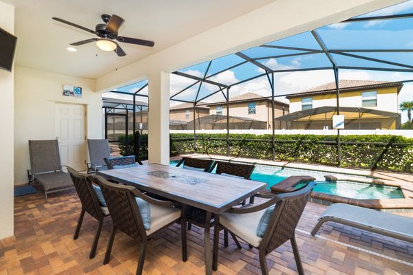 Patio 
Pool Faces East
32" Smart TV