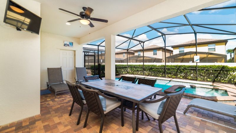 Patio 
Pool Faces East
32" Smart TV