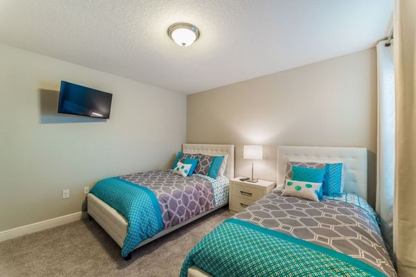 Twin/Double Bedroom 5 (Angle)
32" Smart TV