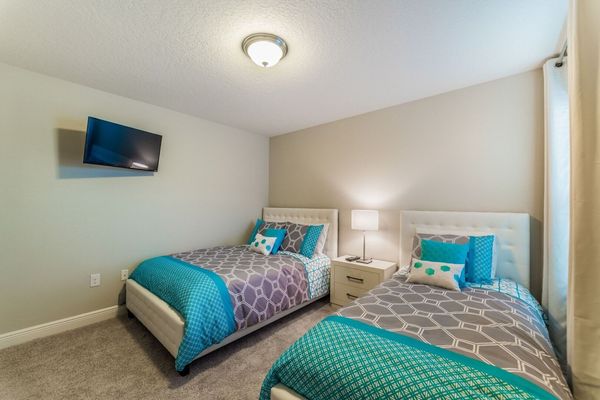 Twin/Double Bedroom 5 (Angle)
32" Smart TV