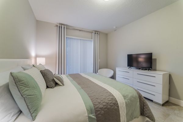 Master King Bedroom 1 (Angle)
39" TV