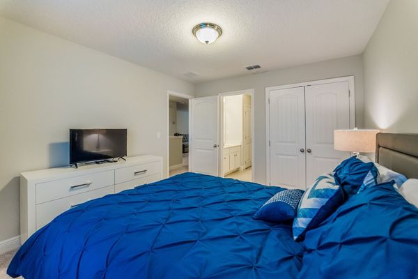 Queen Bedroom 2 (Angle)
32" TV