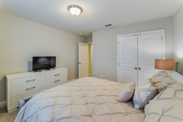 Queen Bedroom 4 (Angle)
32" TV