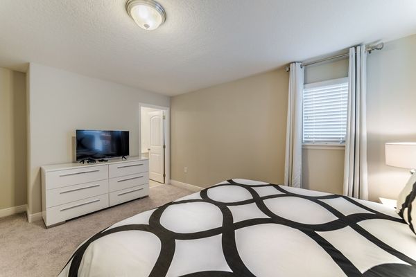 King  Suite Bedroom 6 (Angle)
39" TV