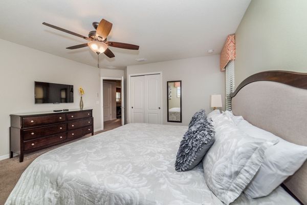 King Suite Bedroom 2 (Angle)
40" TV