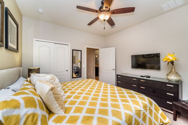 Master King Bedroom 1 (Angle)
40" TV