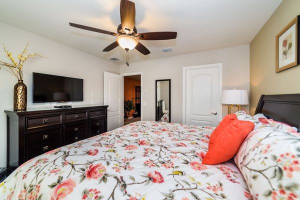 King Bedroom 3 (Angle)
40" TV