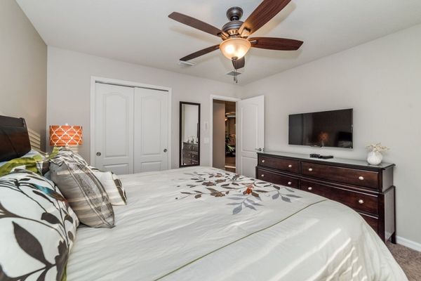 King Bedroom 4 (Angle)
40" TV