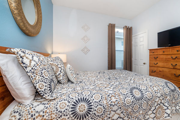 Queen Suite Bedroom 2 (Angle)
32" TV