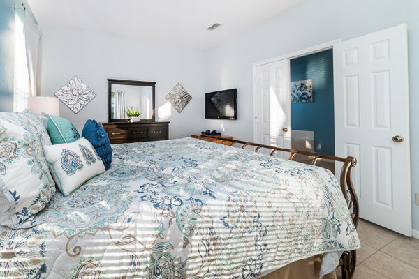 Master King Bedroom 1 (Angle)
40" Smart TV